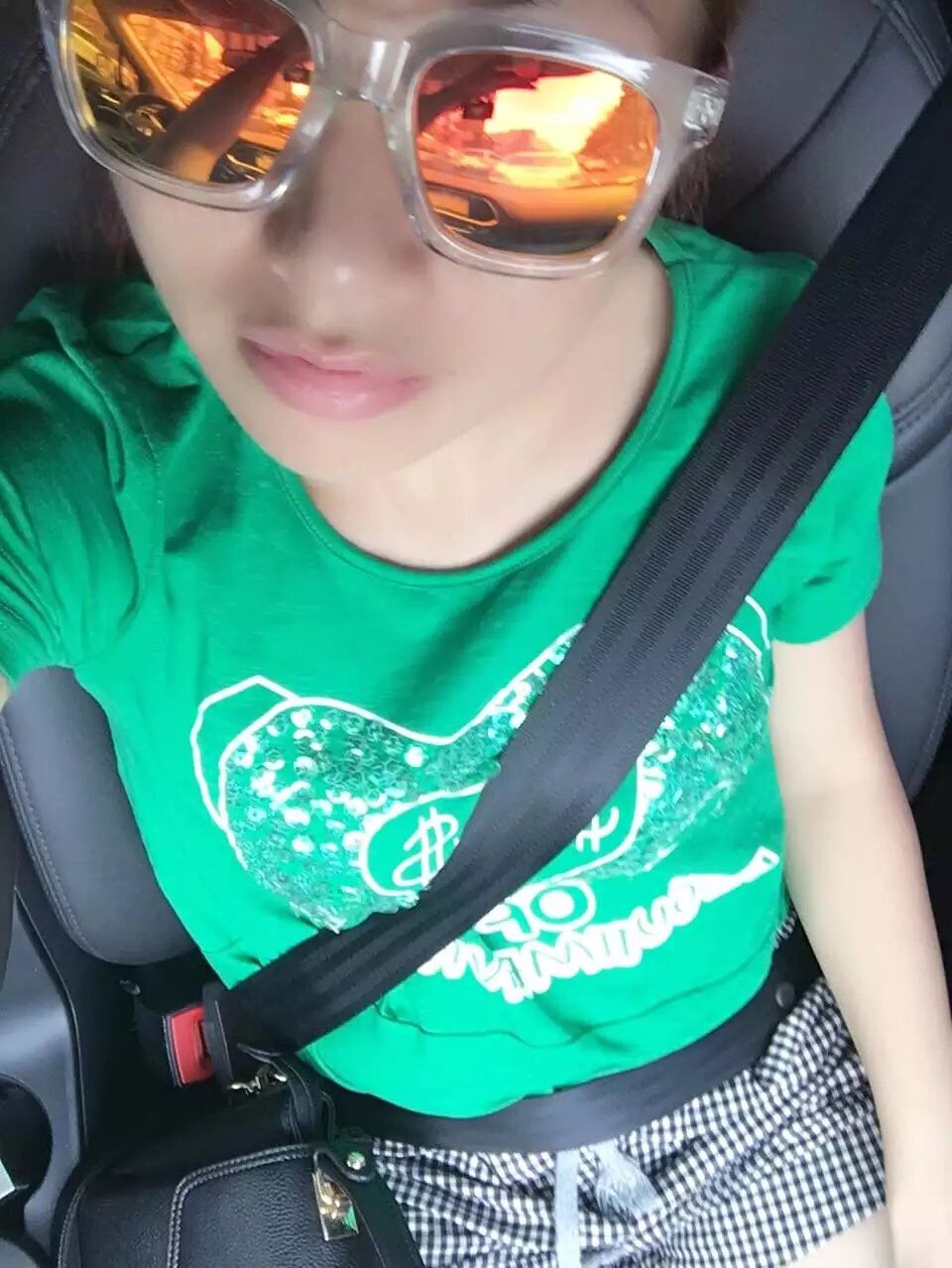 15岁处女求帮助长相属于比较可爱吧 第1张