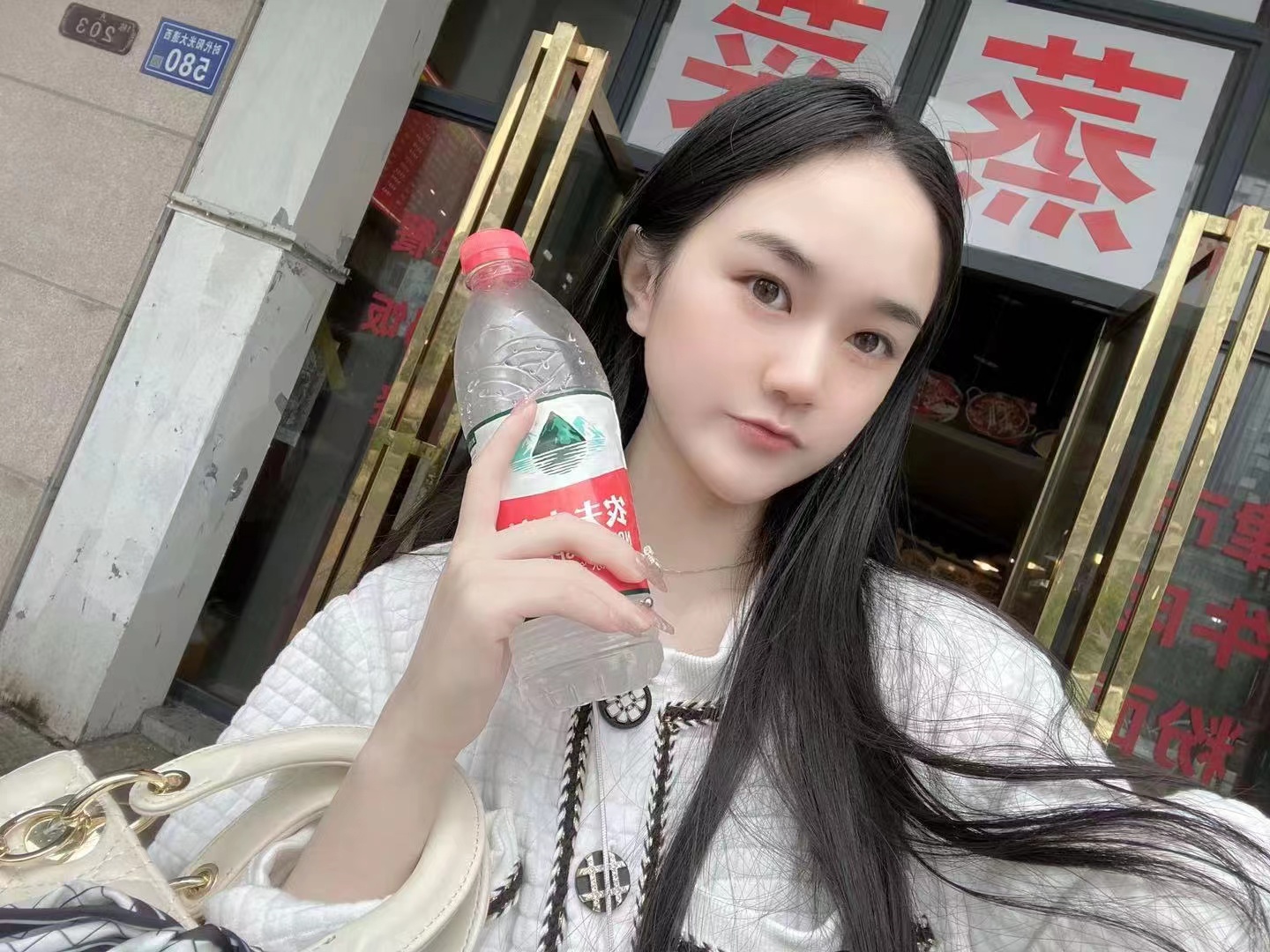 处女因家庭困难求长期包养 第2张