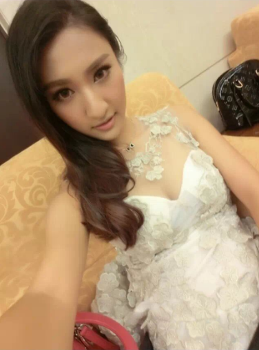 肤白，貌美可人的小美女。 第1张