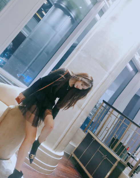 高挑白领女孩真诚求包养 第1张