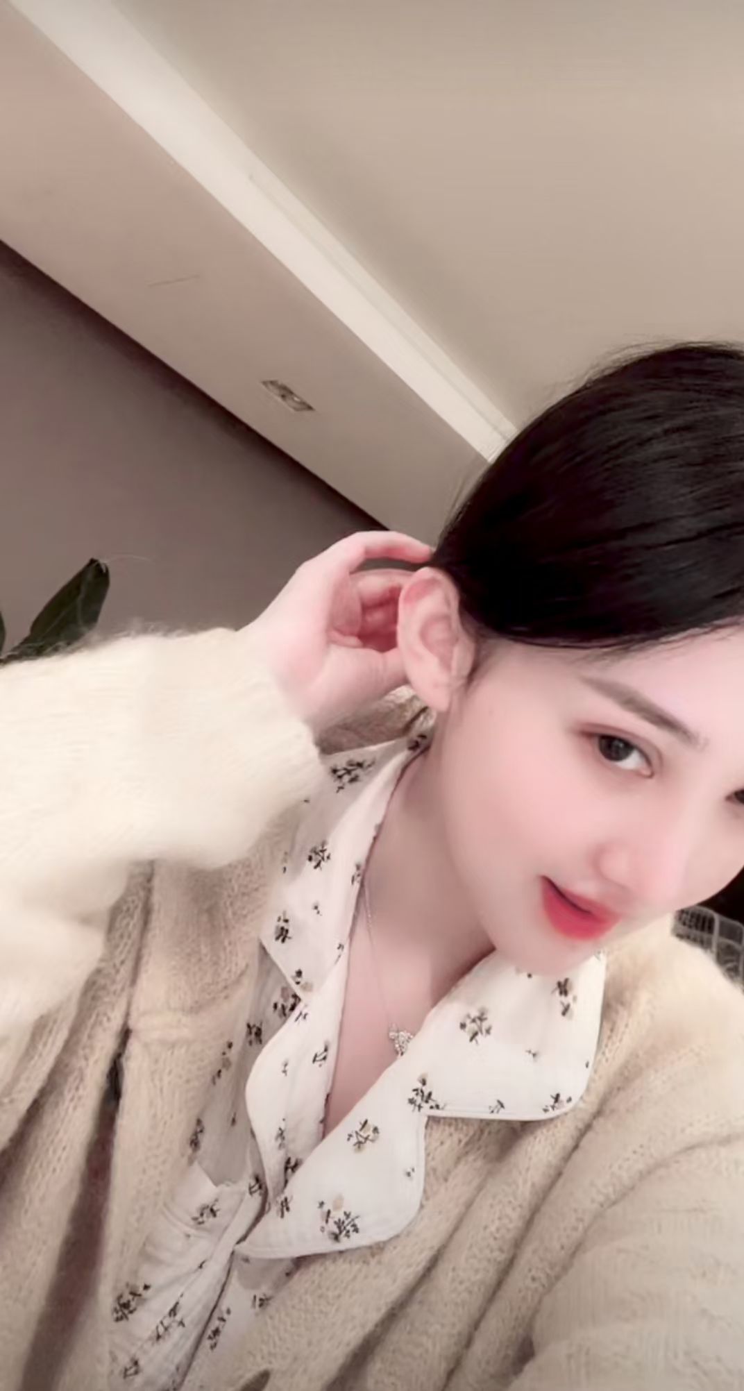 江苏女生，肤白、胸大、腰细、腿长、貌美 第1张