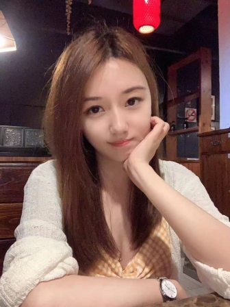上海高颜值女孩，甜美漂亮，肤白大长腿 第3张