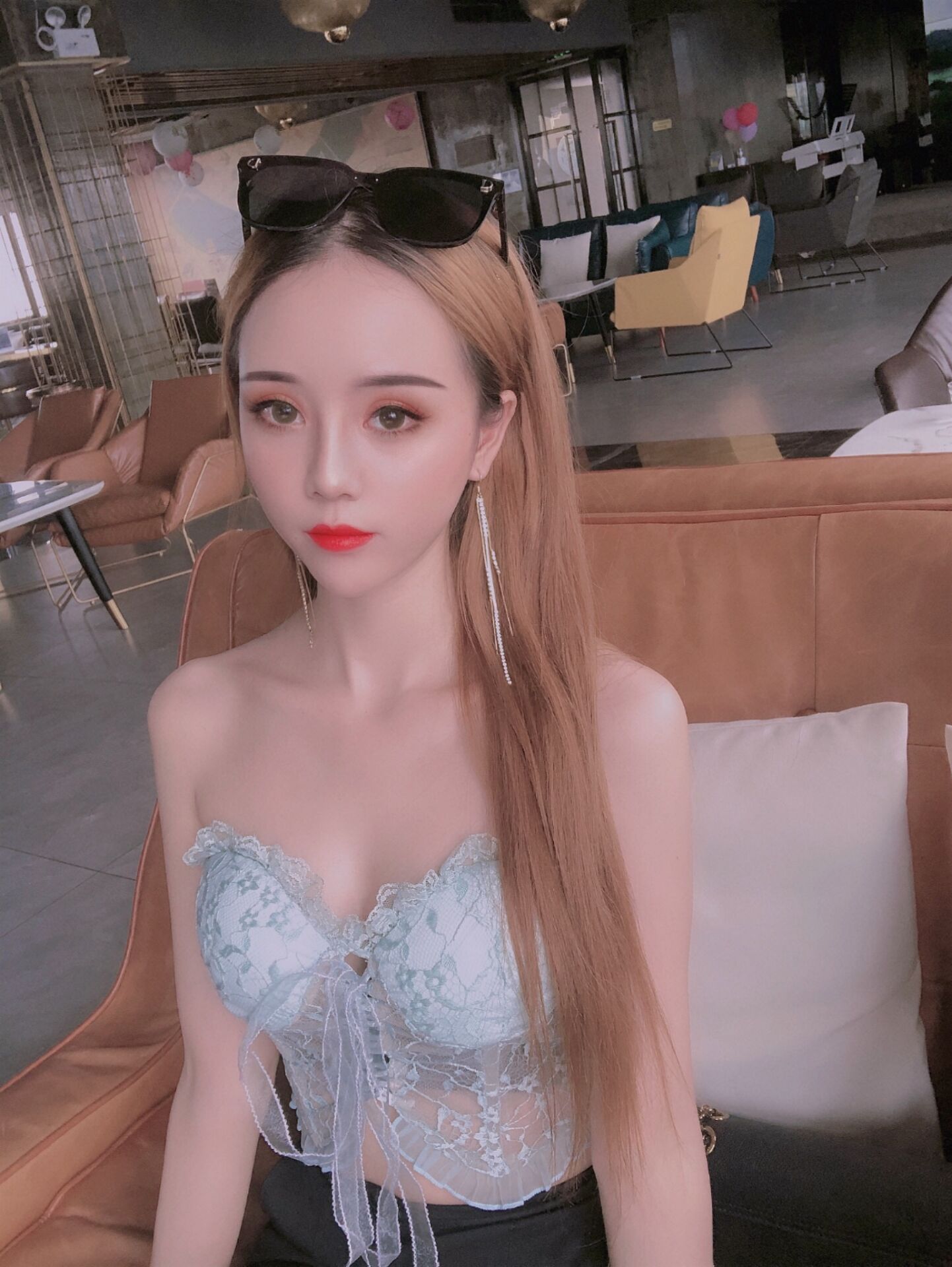 性感肤白小妹各取所需，听话温顺会配合 第1张