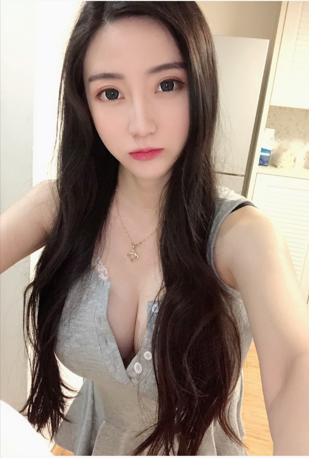 性感小艾求帮助，胸大对我来说很累 第1张