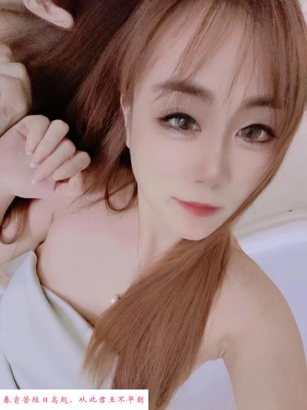 白嫩的骨感小妹 第1张