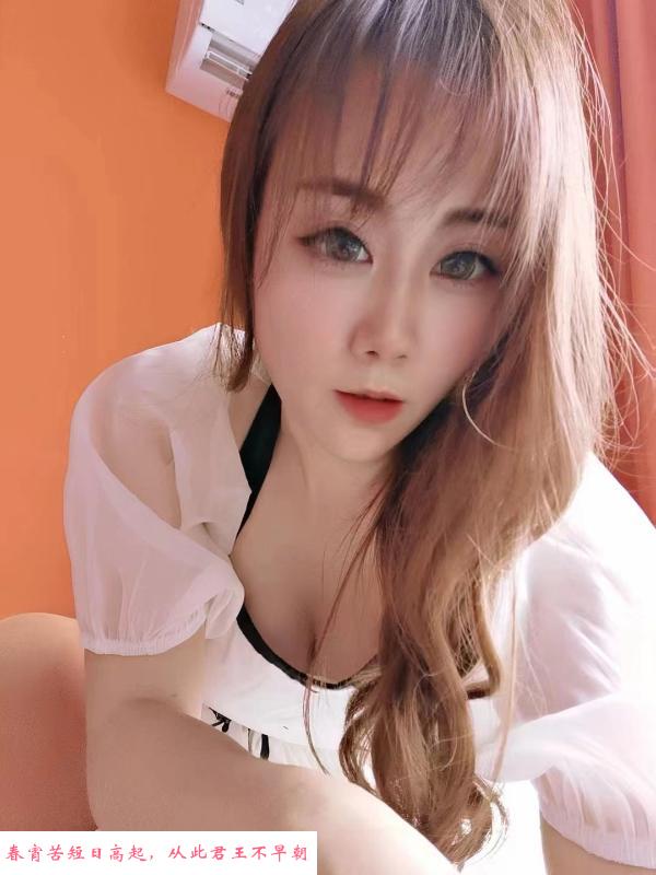 白嫩的骨感小妹 第2张