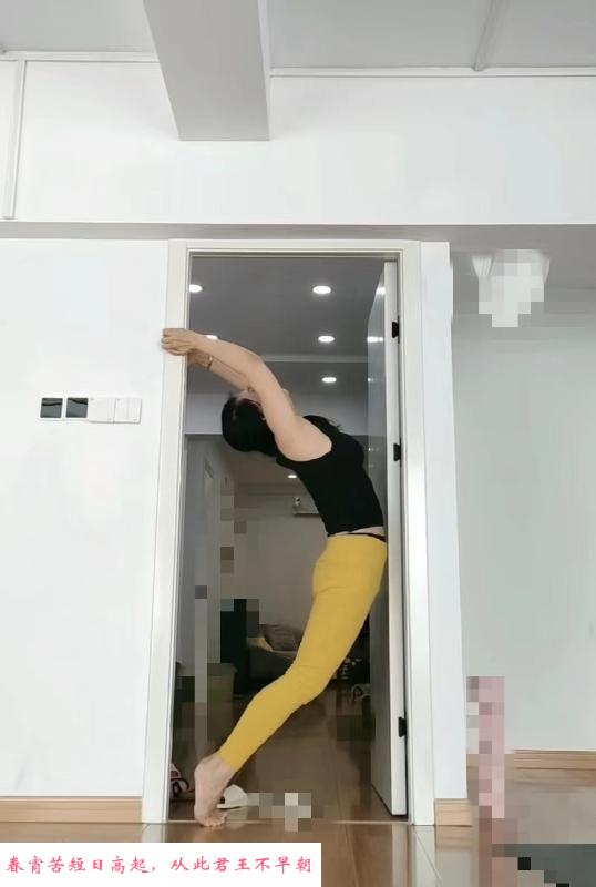 会倒立的骚妹子 第2张