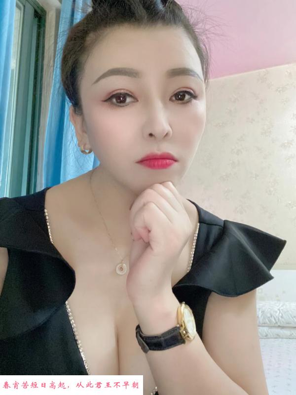 成都前凸后翘骚妇 第2张