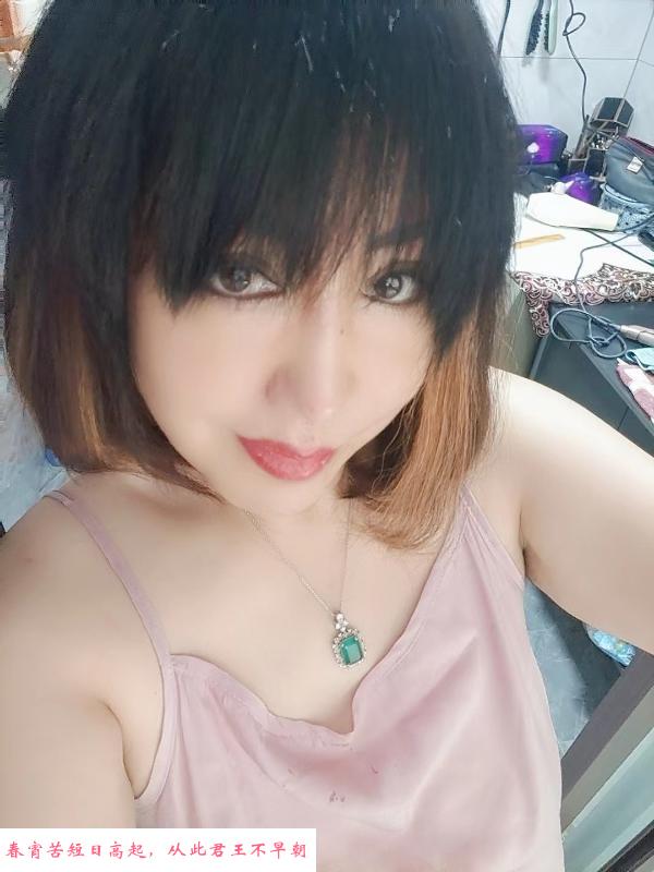 皮肤白皙的熟女 第1张