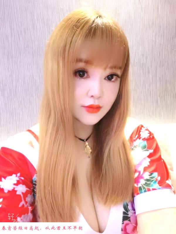 红衣纯洁抓龙根少妇 第1张