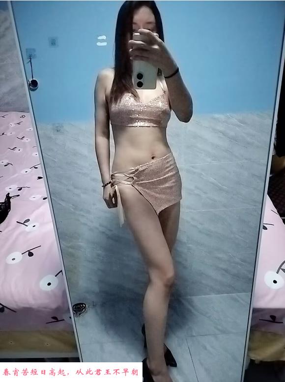 身材苗条的小骚货 第2张