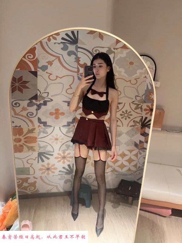 兼职制服丝袜小骚货 第3张