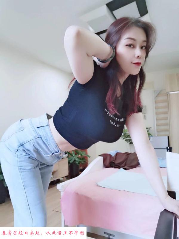 牛仔翘臀大胸少妇 第2张