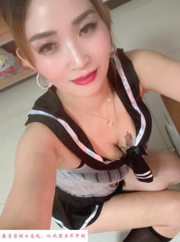 电视塔花胸三通少妇 第1张