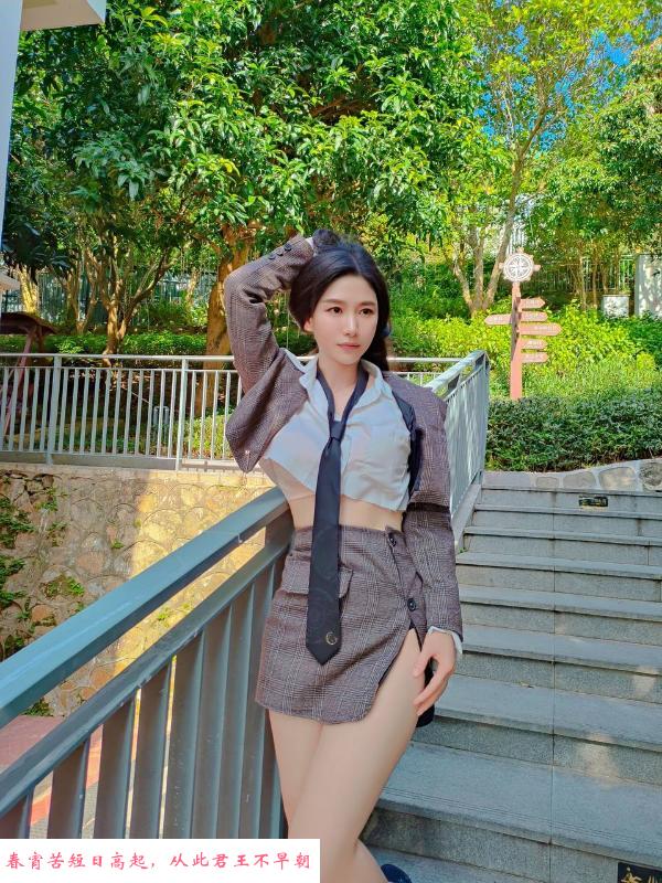 火辣性感身材小姐姐 第3张