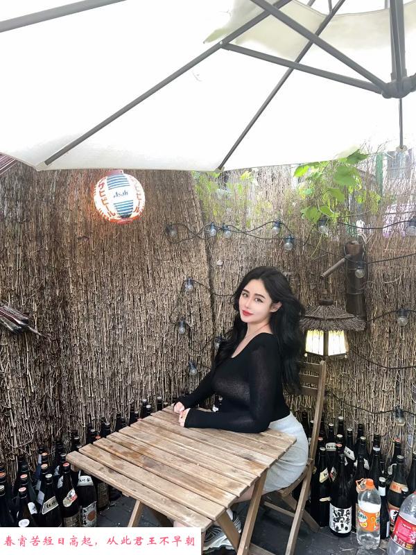 欧美风格大胸妹子 第1张