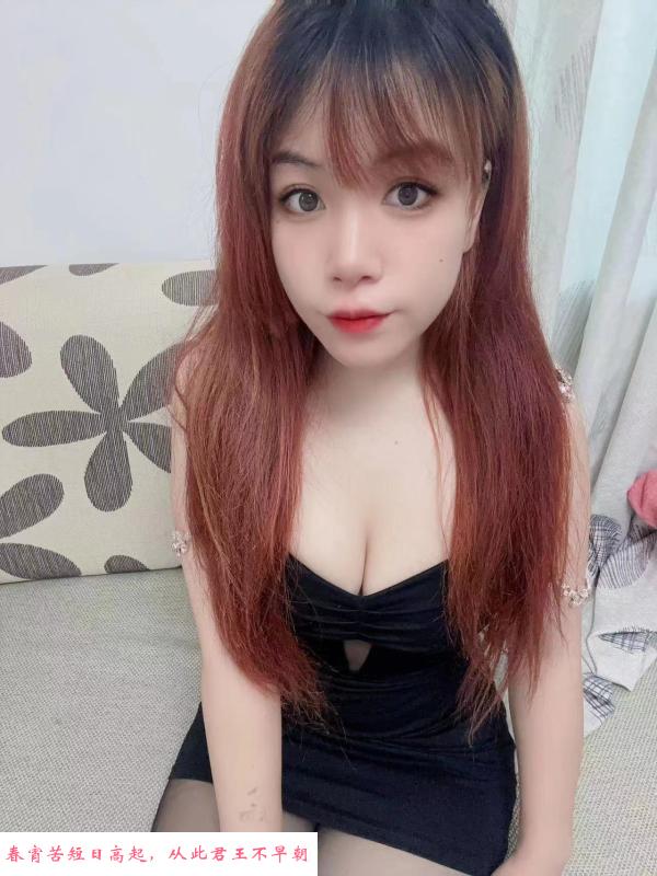 皮肤白嫩的西西 第3张