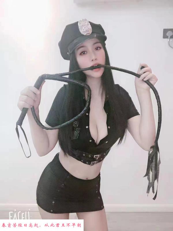 御姐扮演女王警花 第3张