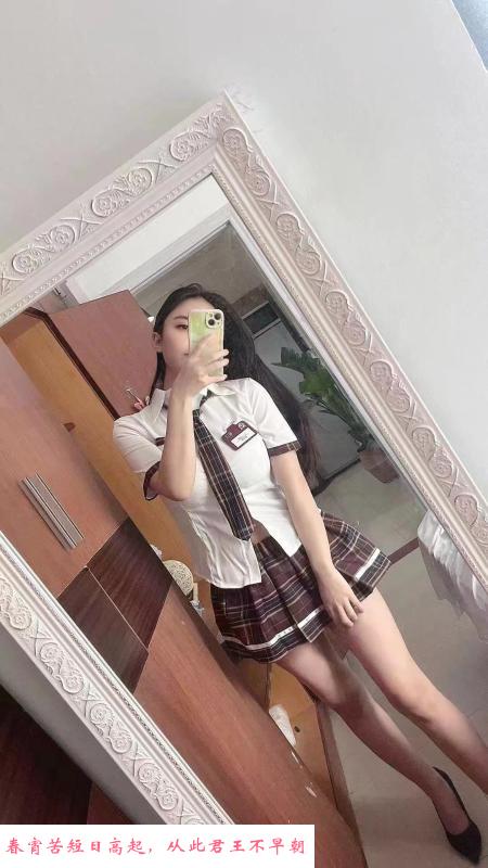 高挑长脚丝袜制服E奶 第2张