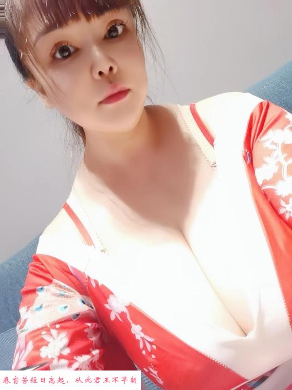大乳沟骚屄抓龙根 第2张