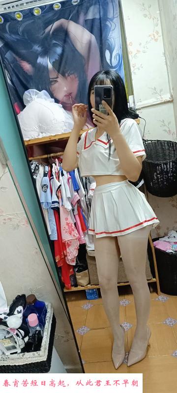 制服女王默默 第2张