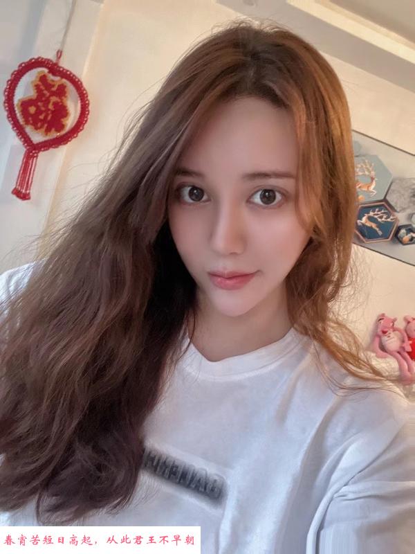 二刷雨花年轻美女 第1张