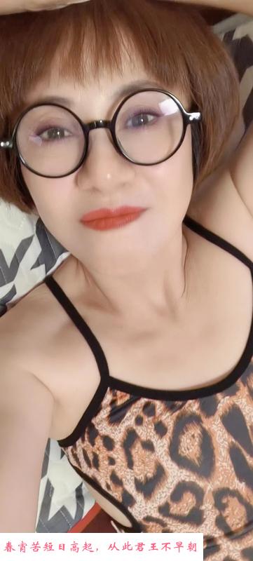 眼镜熟女阿平 第1张