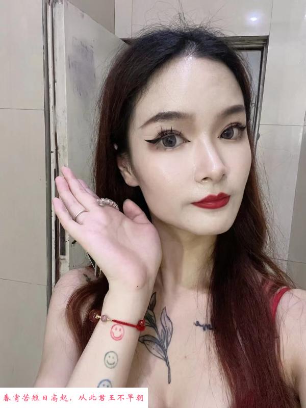 江宁万达花胸少妇 第1张