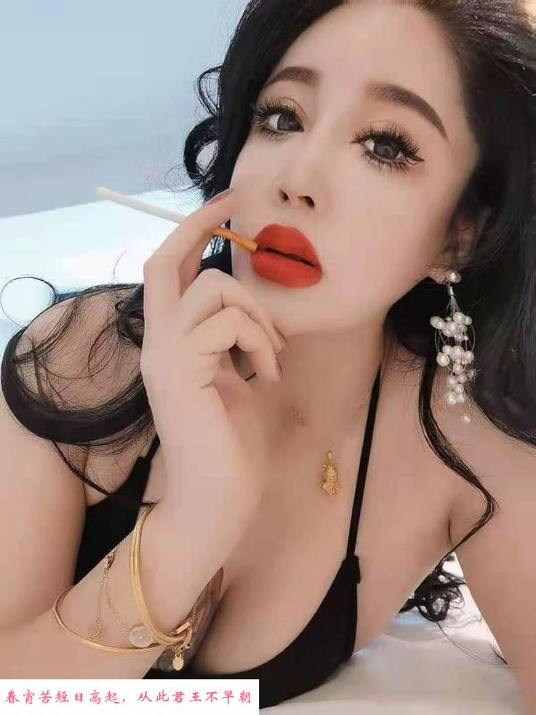 有纹身的长腿美女 第1张