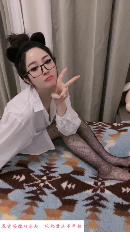 黑框眼镜少妇 第2张