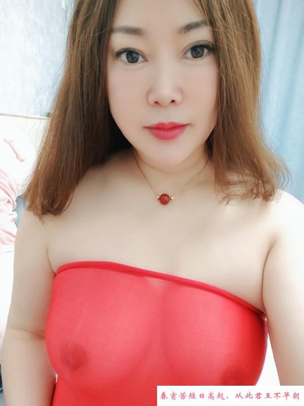 冒雨打卡少妇 第1张