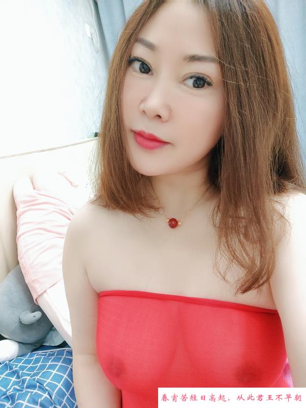冒雨打卡少妇 第2张