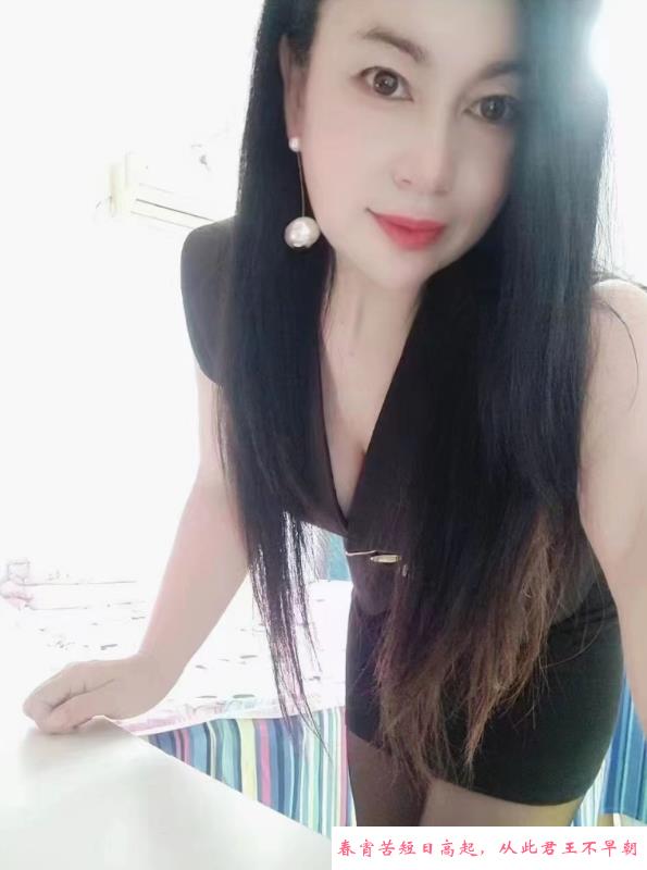 肥臀黑丝熟女 第1张