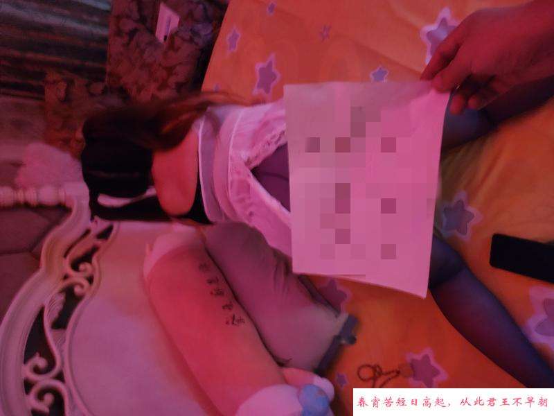 边做边拍视频的妹子 第2张