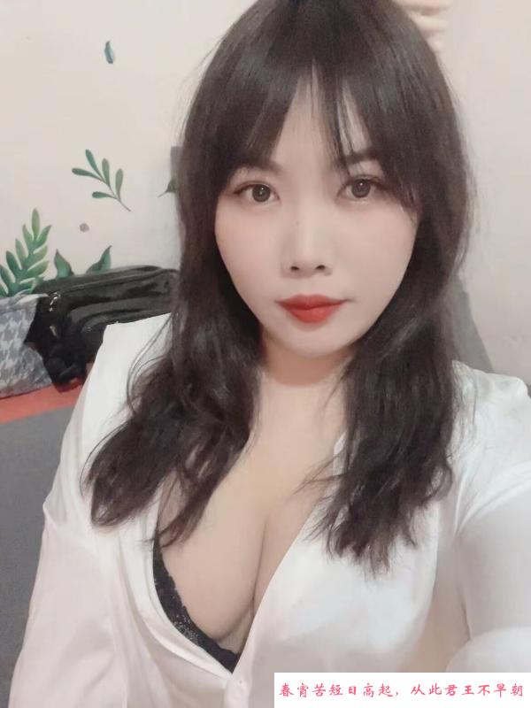 大胸翘臀丰满妹子 第1张