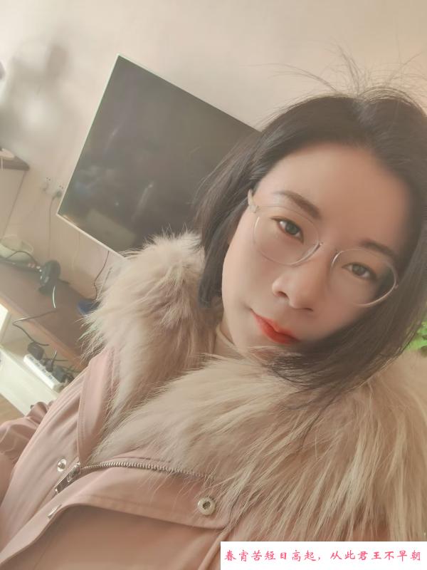 五塘广场眼镜少妇 第1张