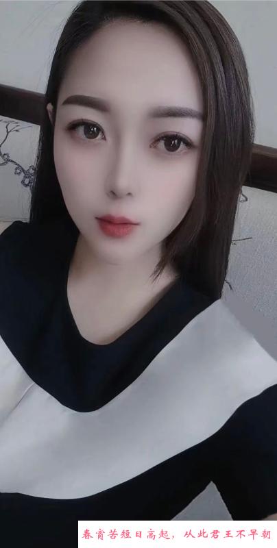 津塔附近小美女 第2张