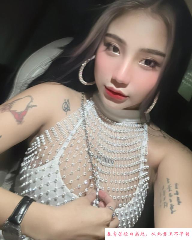 大胸纹身小妹 第1张