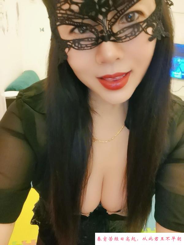 黑丝诱人丰满少妇 第2张
