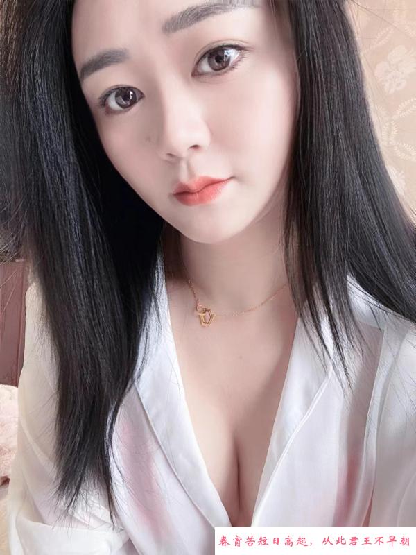 建邺刚到翘臀美女 第1张