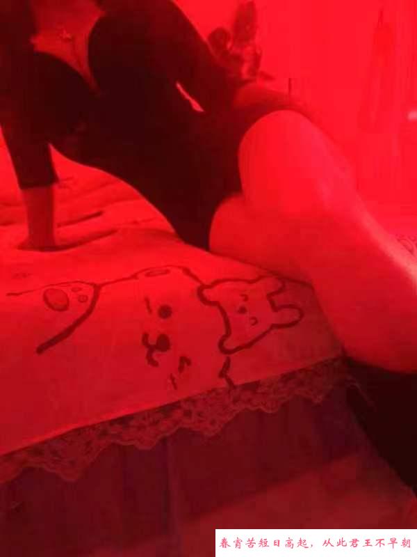 短发大奶莎莎 第3张