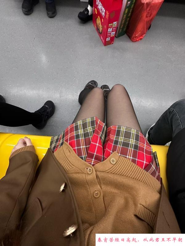 JK少女皮肤白皙 第1张