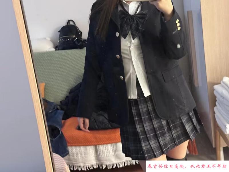 JK少女皮肤白皙 第2张