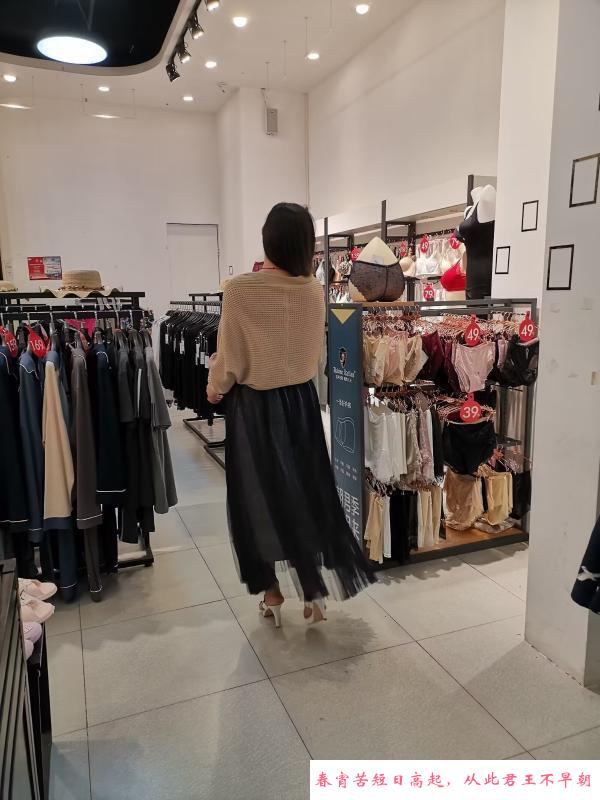 铁机路老嫂子 第1张