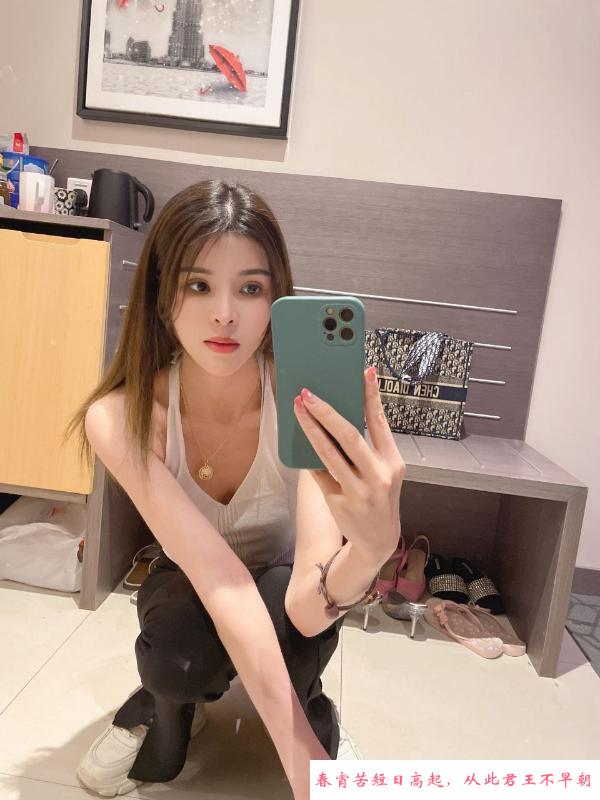 马群神似李若彤姑娘 第3张