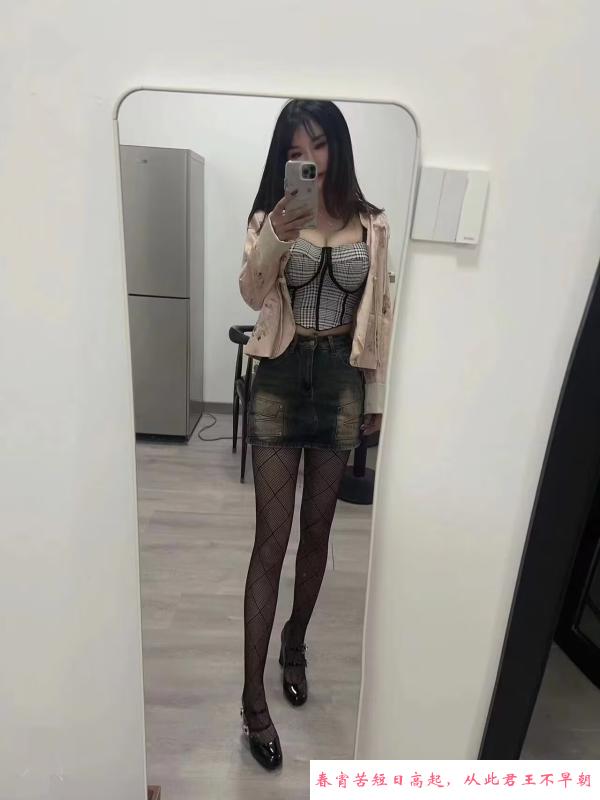 会喷水的小姐姐 第1张