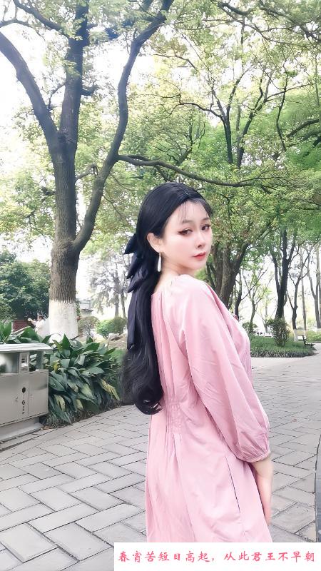 风骚制服丰满老师 第2张