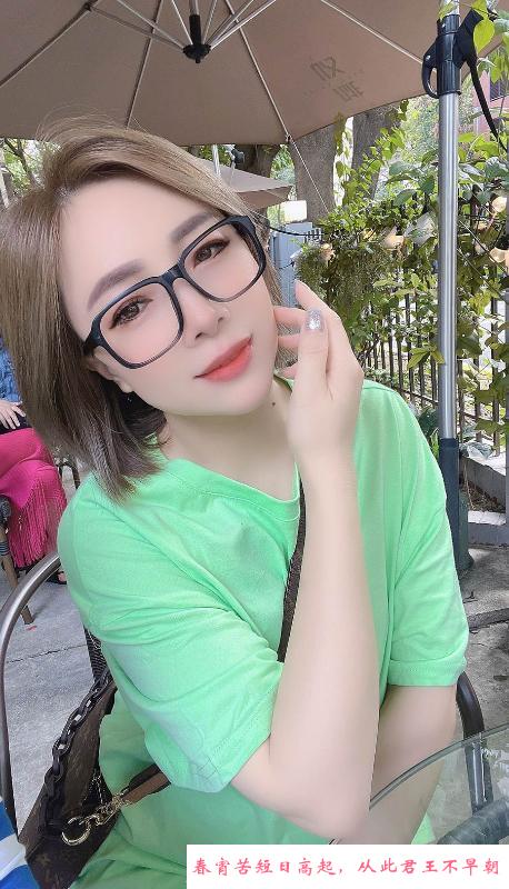 轻熟眼镜姐姐 第4张