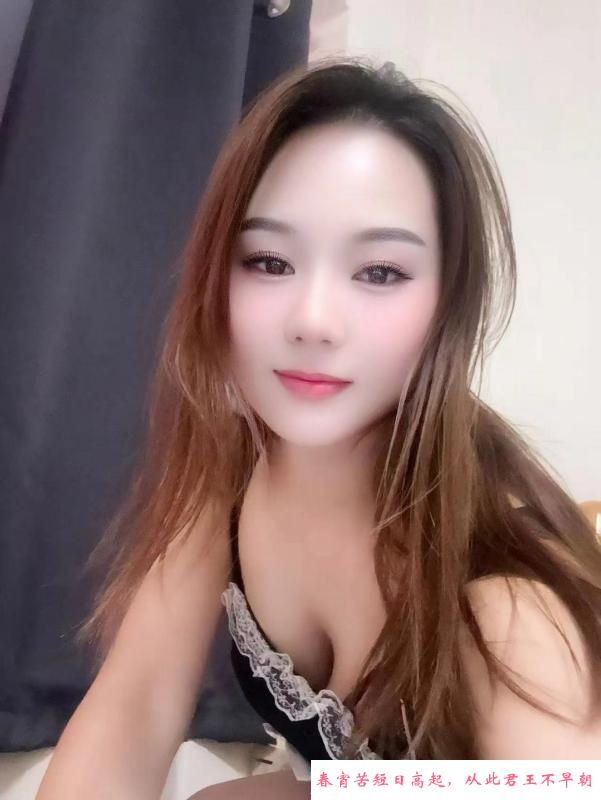 大胸舌吻少妇 第1张
