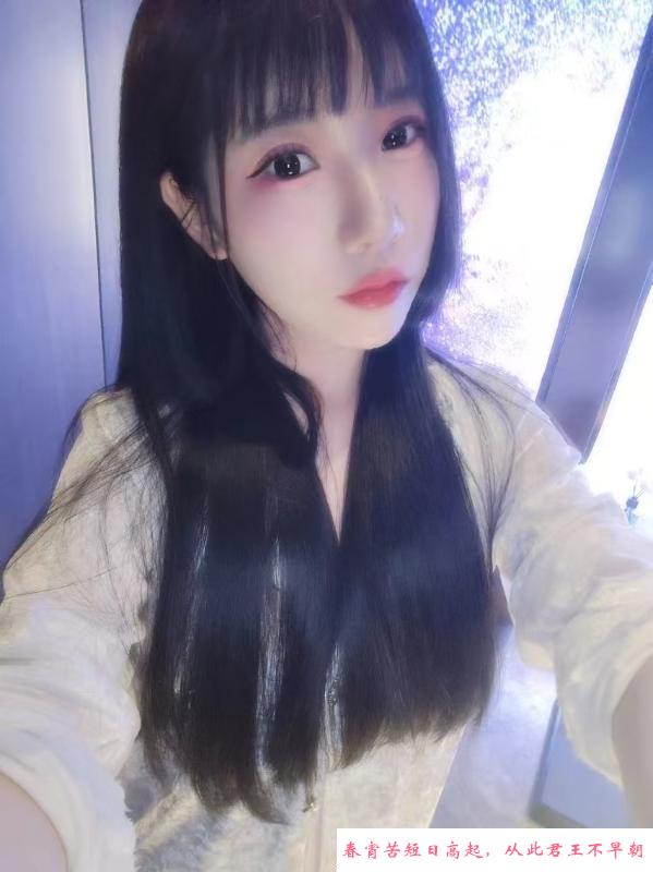 大个小美女 第1张